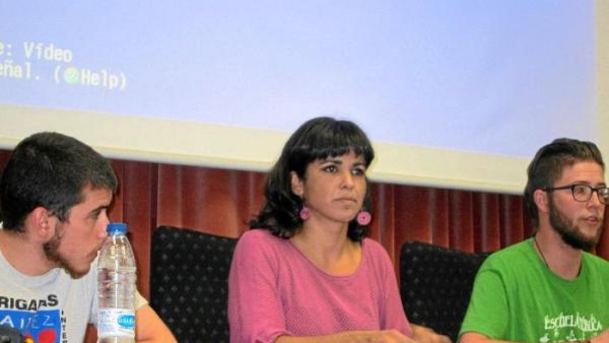 Teresa Rodríguez, en el centro, ayer en la UAL.