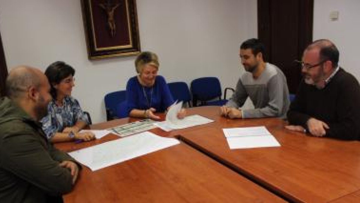 Eloísa Cabrera con los técnicos municipales.