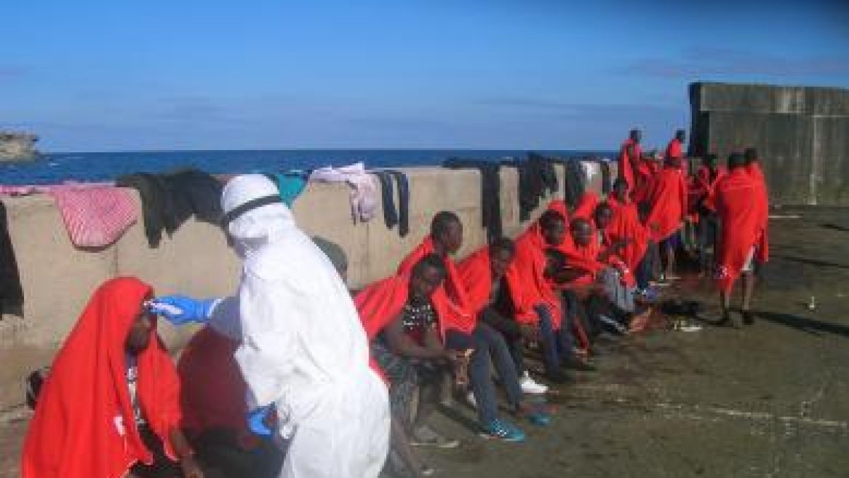 Personal sanitario de la Armada atiende a los inmigrantes en la Isla de Alborán.