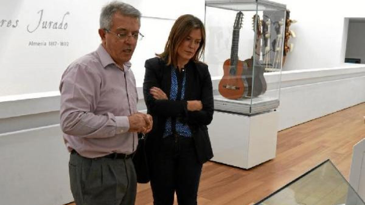 Carlos González y Ana Martínez Labella han recorrido hoy la exposición, aún en fase de montaje.
