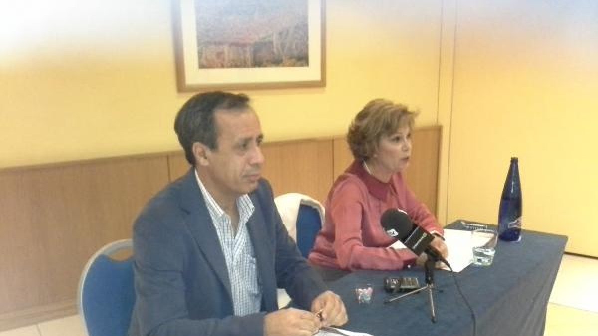 José González, portavoz de Satse en Almería, y Mari Carmen Del Pozo, presidenta del Colegio de Enfermería.