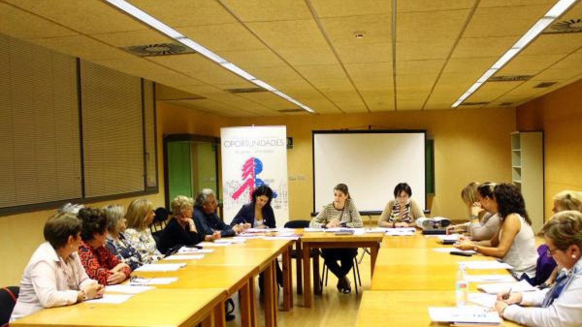 Reunión de la concejala Delia Mira con las representantes de las distintas asociaciones de mujeres del municipio.