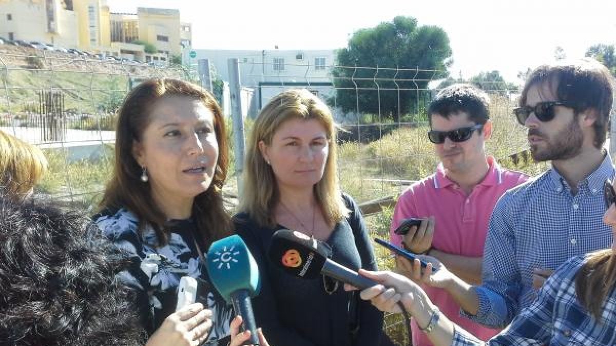 Carmen Crespo y Rosalía Espinosa ante el solar del Materno Infantil.