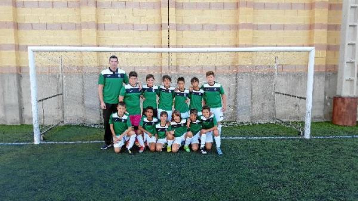 Miralles con sus futbolistas.