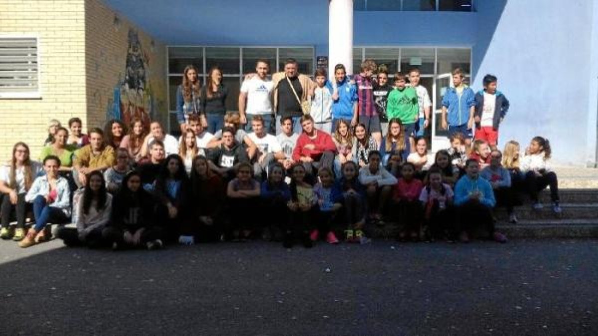 Foto de familia de los alumnos participantes y el coordinador del encuentro.
