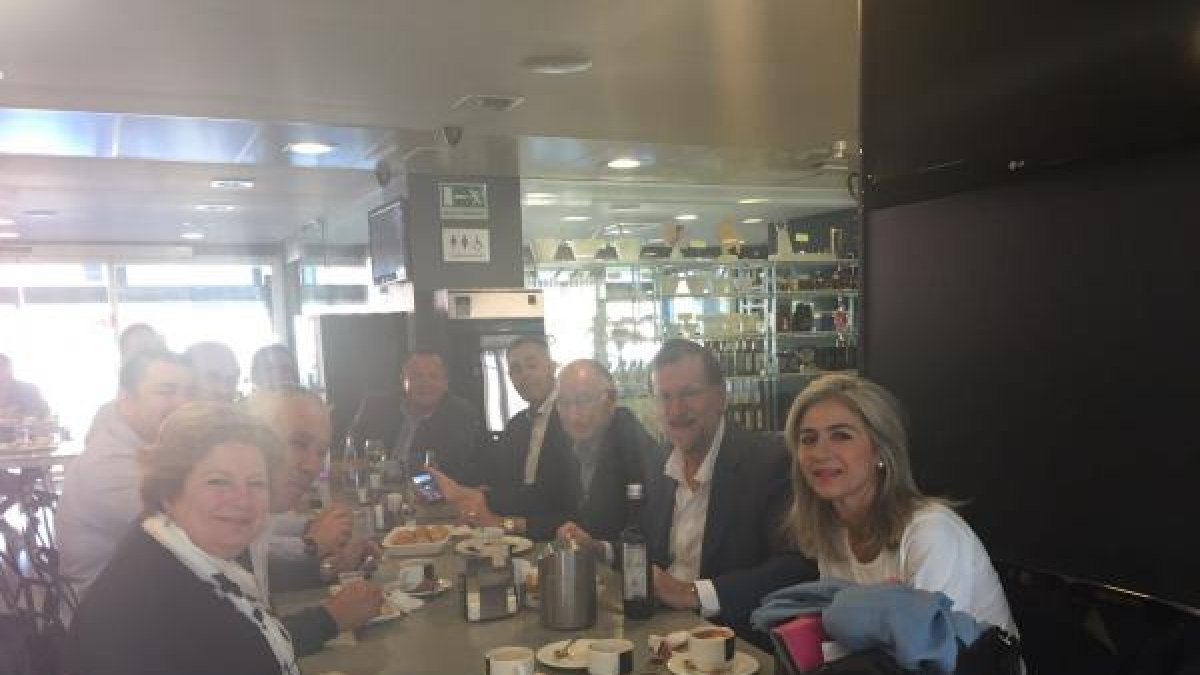 Rajoy desayunando con alcaldes del Almanzora y dirigentes del PP provinciales.