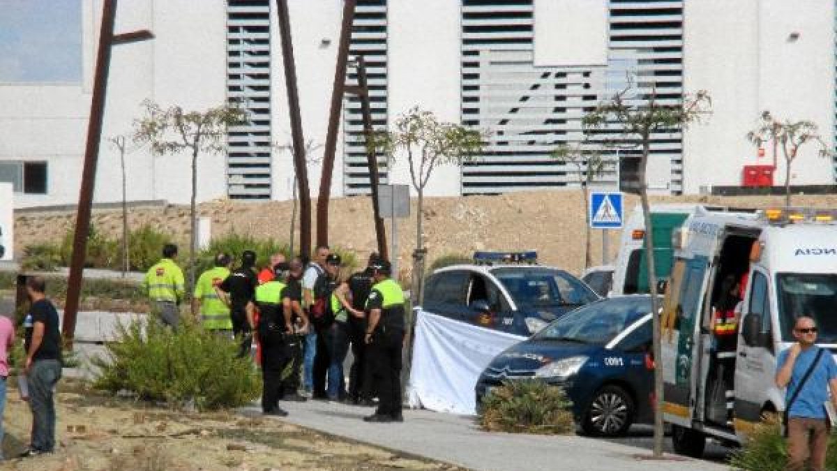 Agentes tras la explosión en la nave del PITA