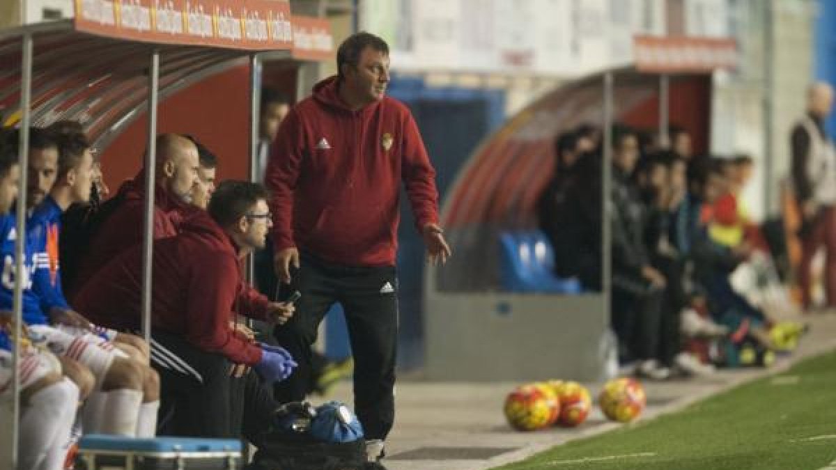 José Manuel Díaz (de pie), entrenador de la Ponferradina.