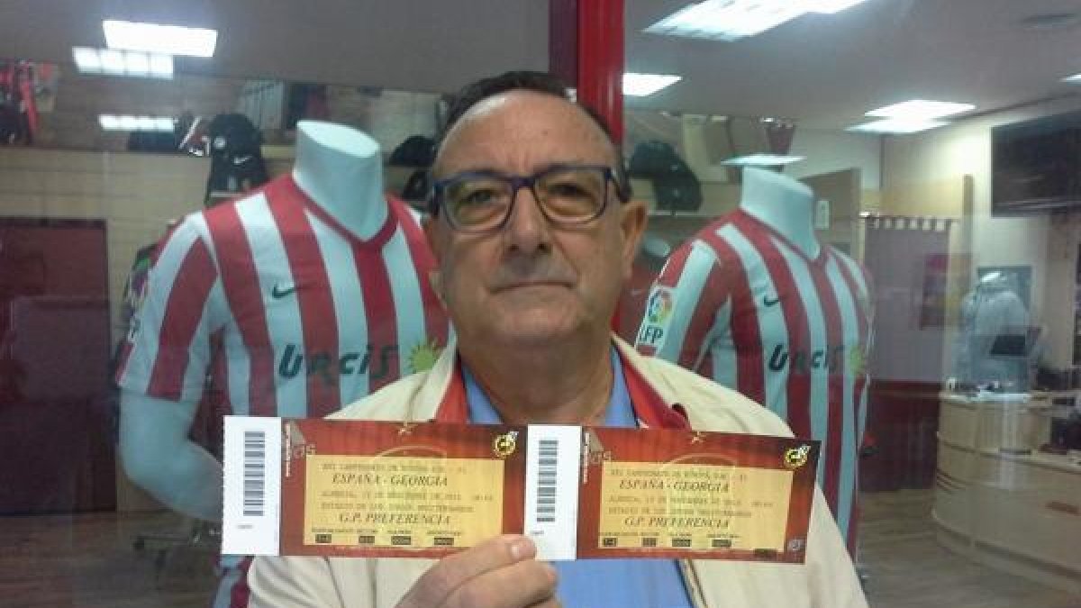Un aficionado con sus entradas.