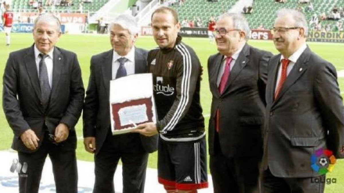 Nino con los presidentes de Osasuna y Elche el pasado domingo.