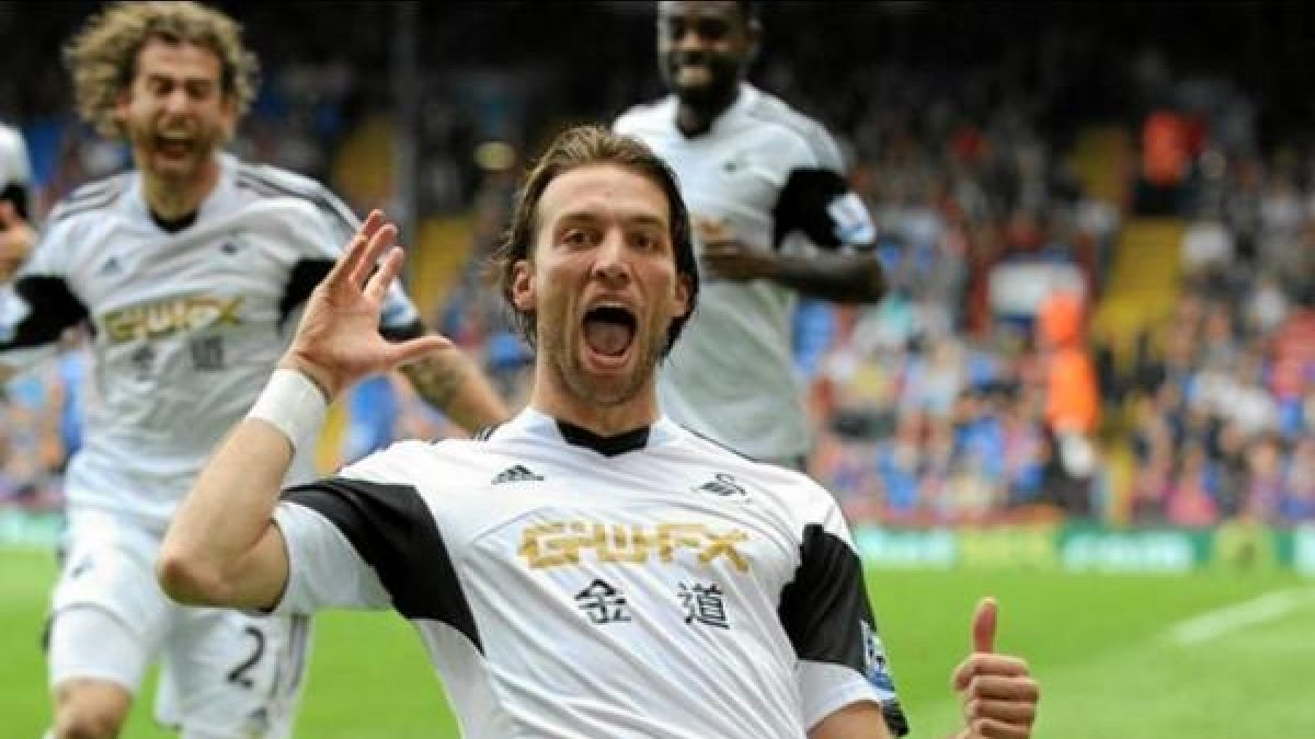 Michu espera destino en España.