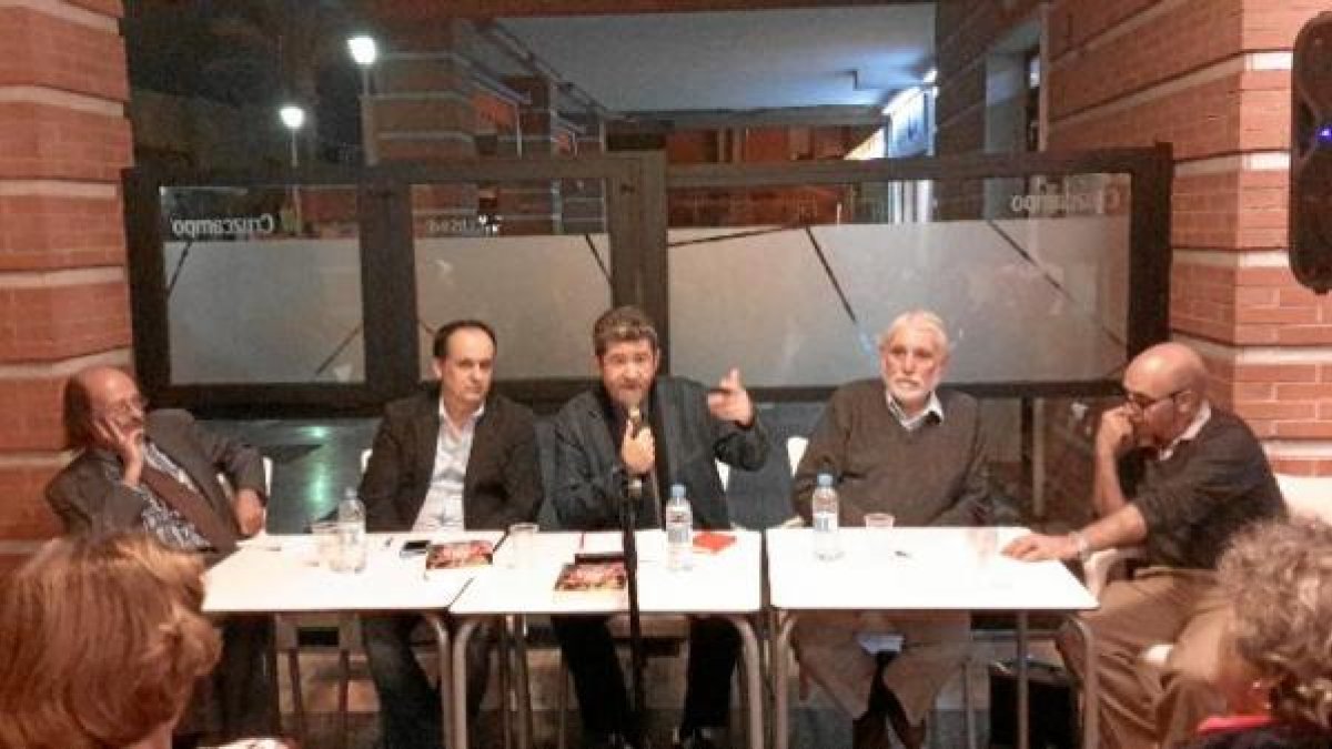 Carlos Santos con Rafael Quirosa-Cheyrouze y Fernando Reinlein y en los laterales Miguel Naveros y Javier Ausejo.