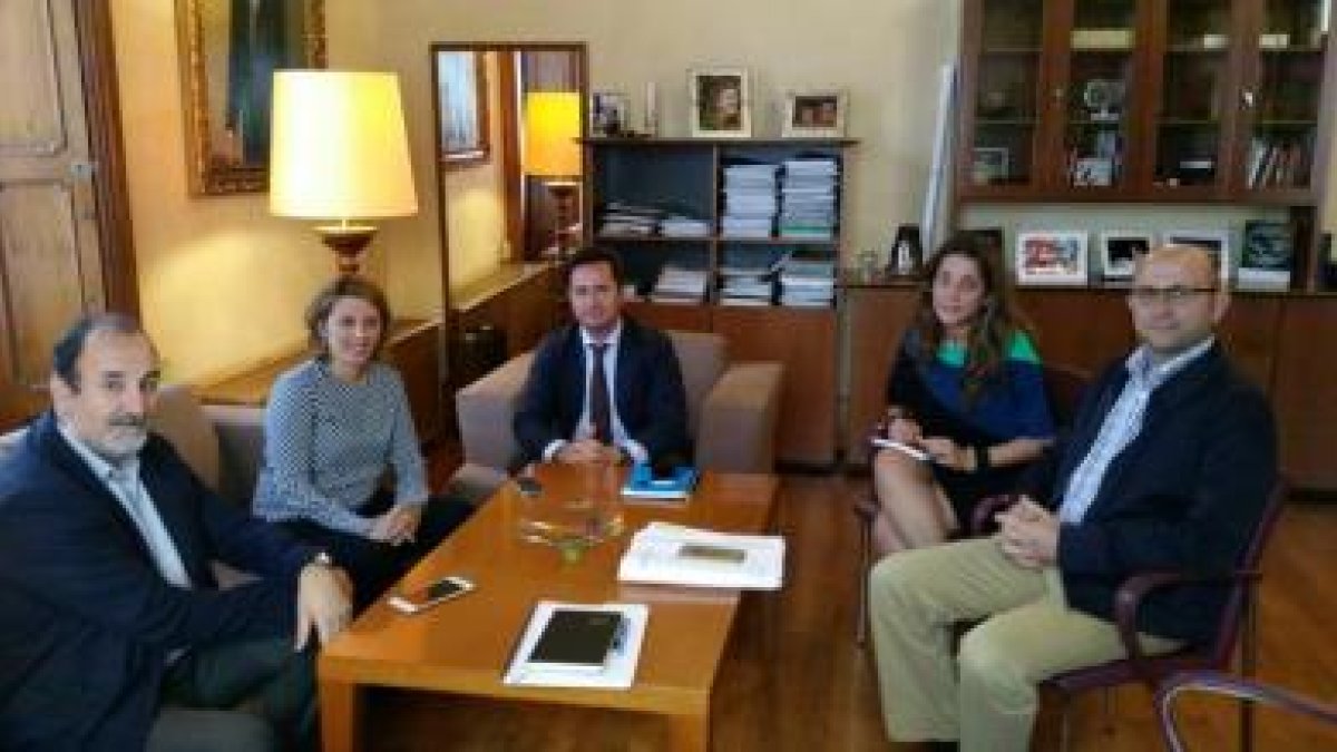 Encuentro mantenido ayer por representantes de la Junta y del Ayuntamiento.