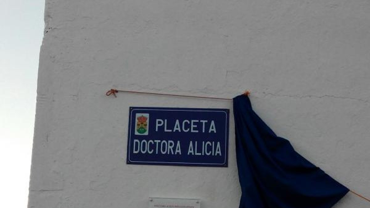 Placa oficial del Ayuntamiento enla placeta con el nombre de la doctora.