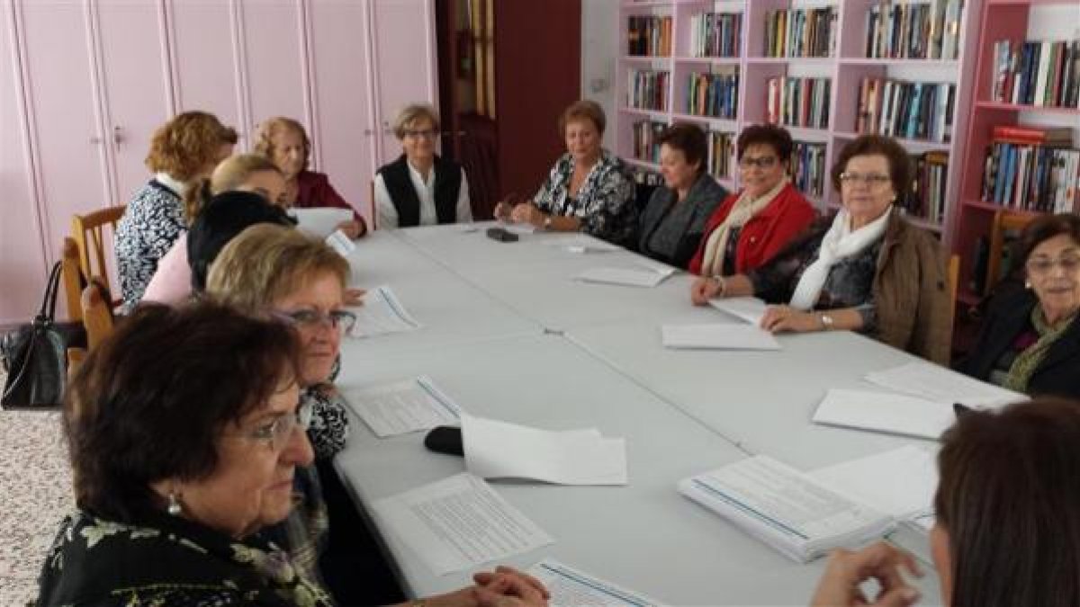 Algunas de las integrantes de la asociación asistiendo a uno de los talleres