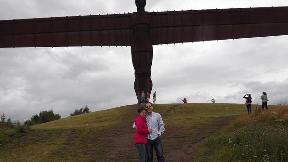 La pareja posando en uno de los lugares más emblemáticos de Newcastle, la estatua del Angel of the North.