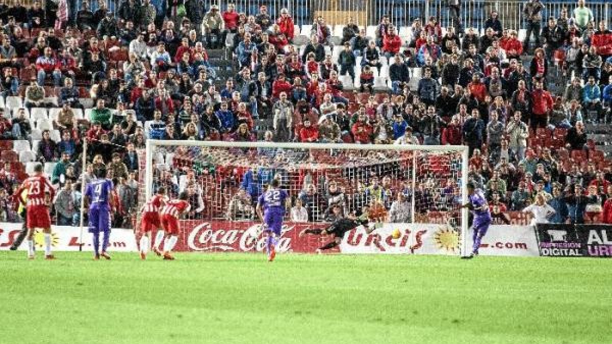 Aquí pudo empezar la buena racha del Almería. En el penalti de Mojica.
