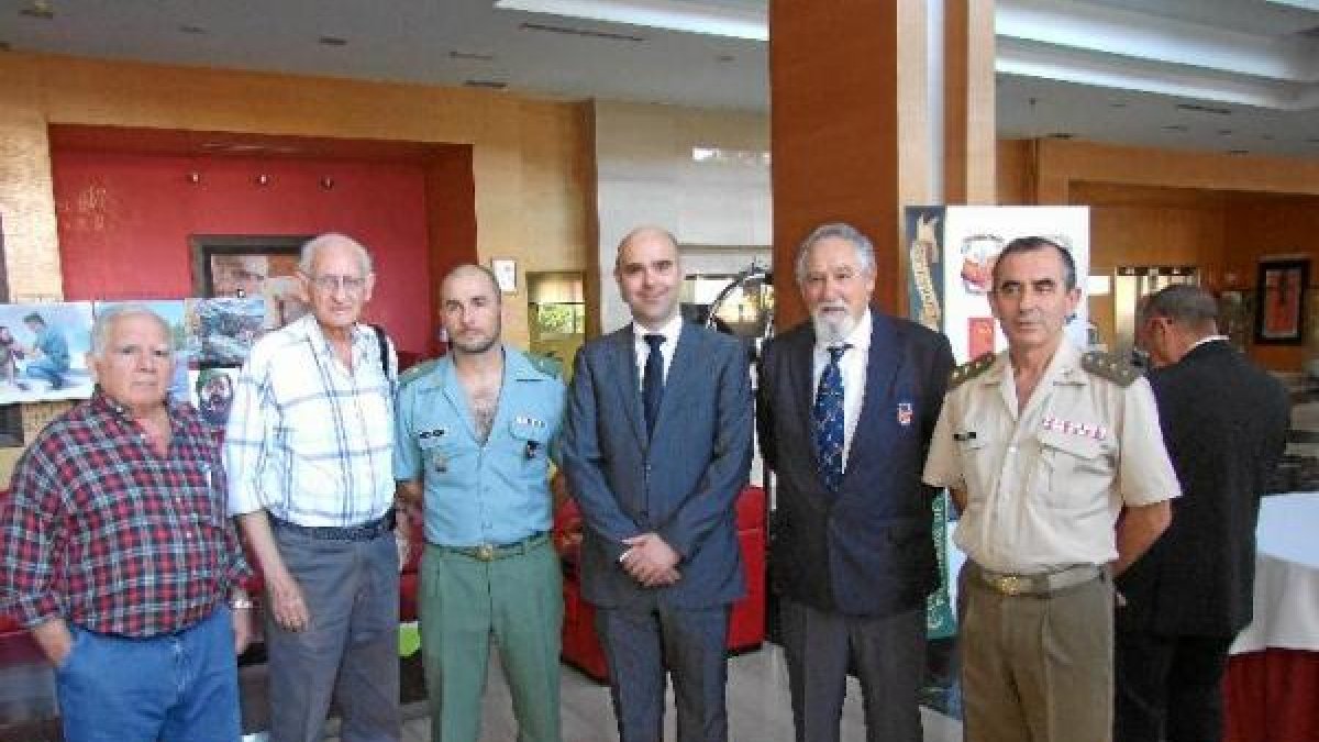 Jurado del Certamen de Pintura y Poseía Legión Española.