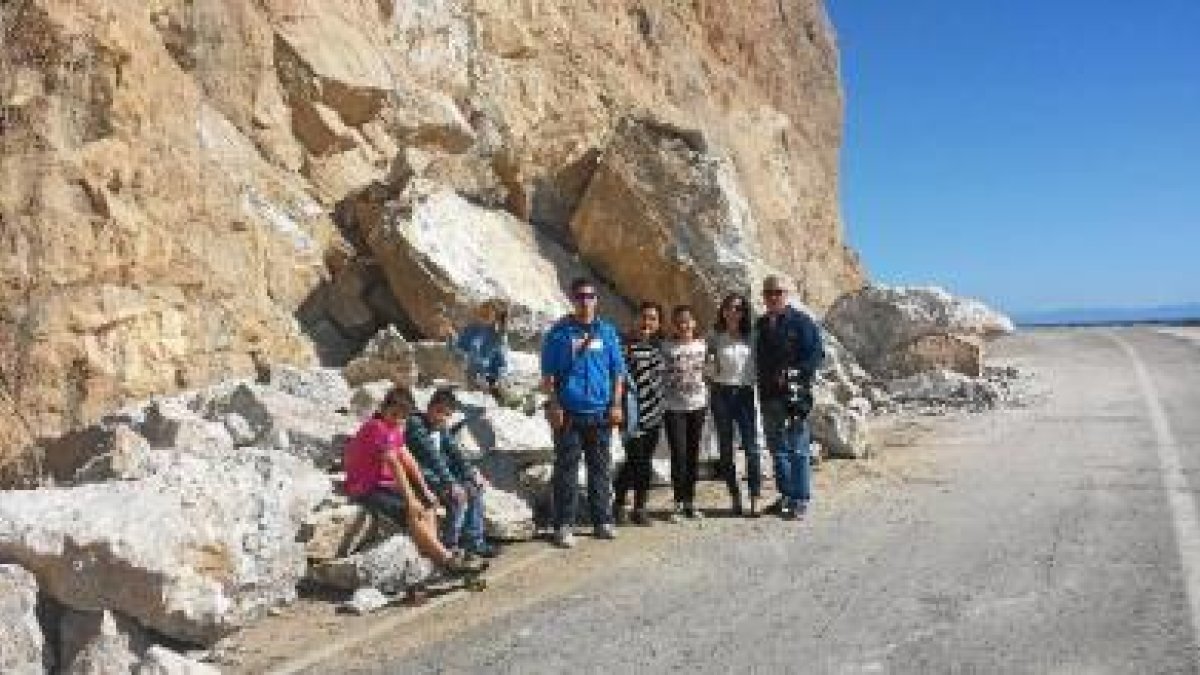 Un grupo de amigos, con sus hijos, junto a las grandes rocas desprendidas en la carretera de El Cañarete.