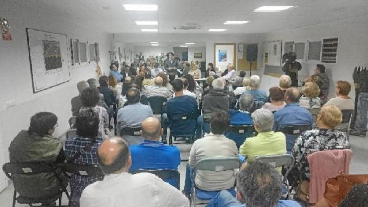 Un momento de la reunión del concejal responsable del área de Fomento, Manuel Guzmán, con los vecinos del barrio.