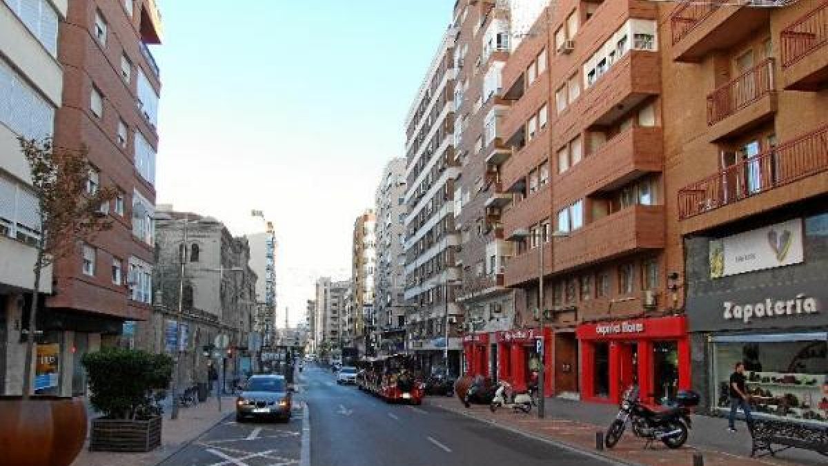 La calle Obispo Orbera, en pleno centro de la capital, ha recuperado su dinamismo comercial.