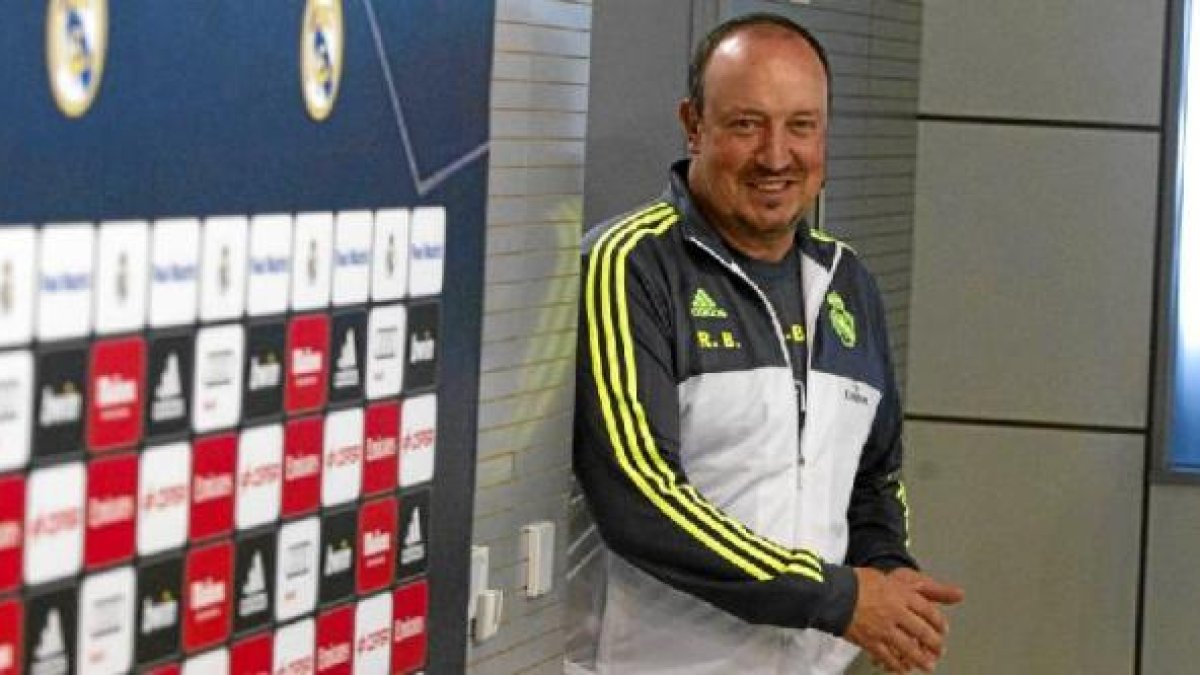 Benitez entrando a la sala de prensa.