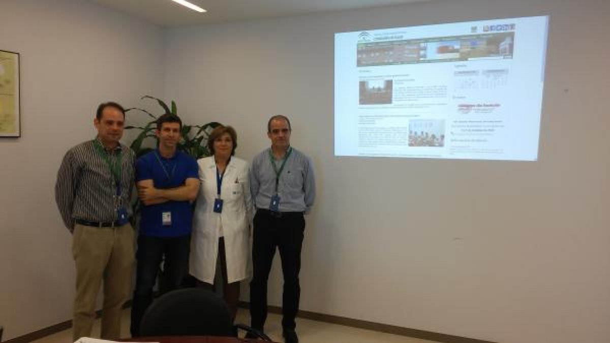 Responsables de la Agencia Sanitaria Poniente, junto al ingeniero informático.