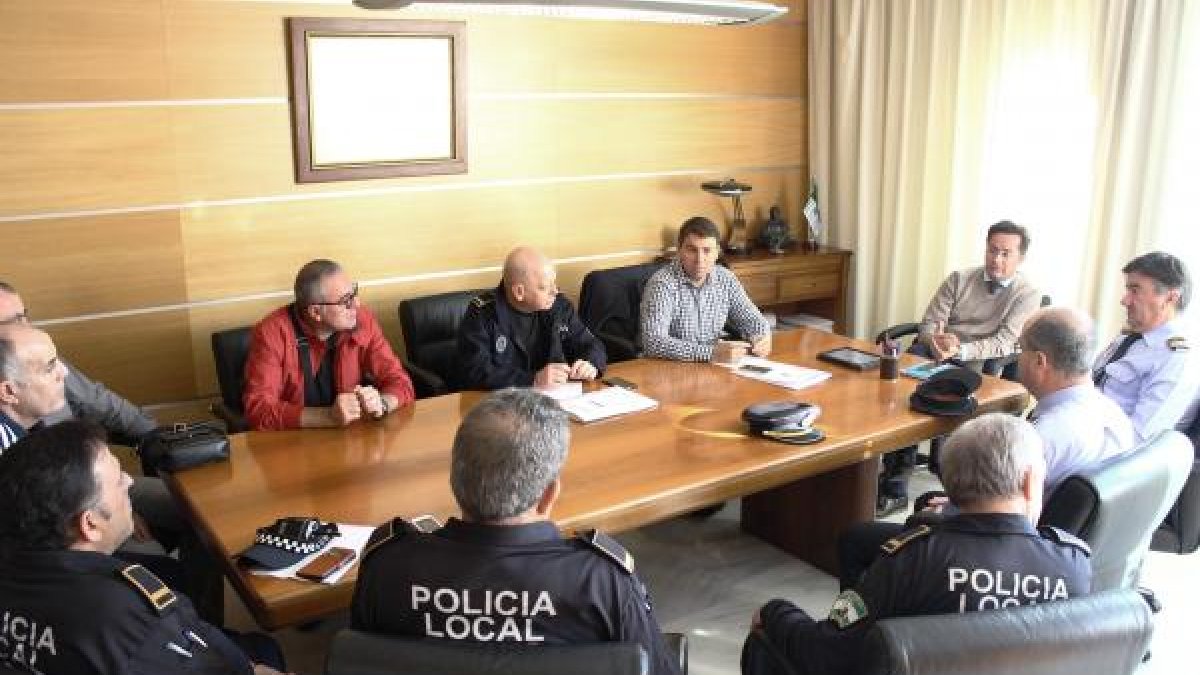 La reunión que se llevó a cabo el pasado jueves para establecer la Junta de Mandos de la Policía Local.  La voz