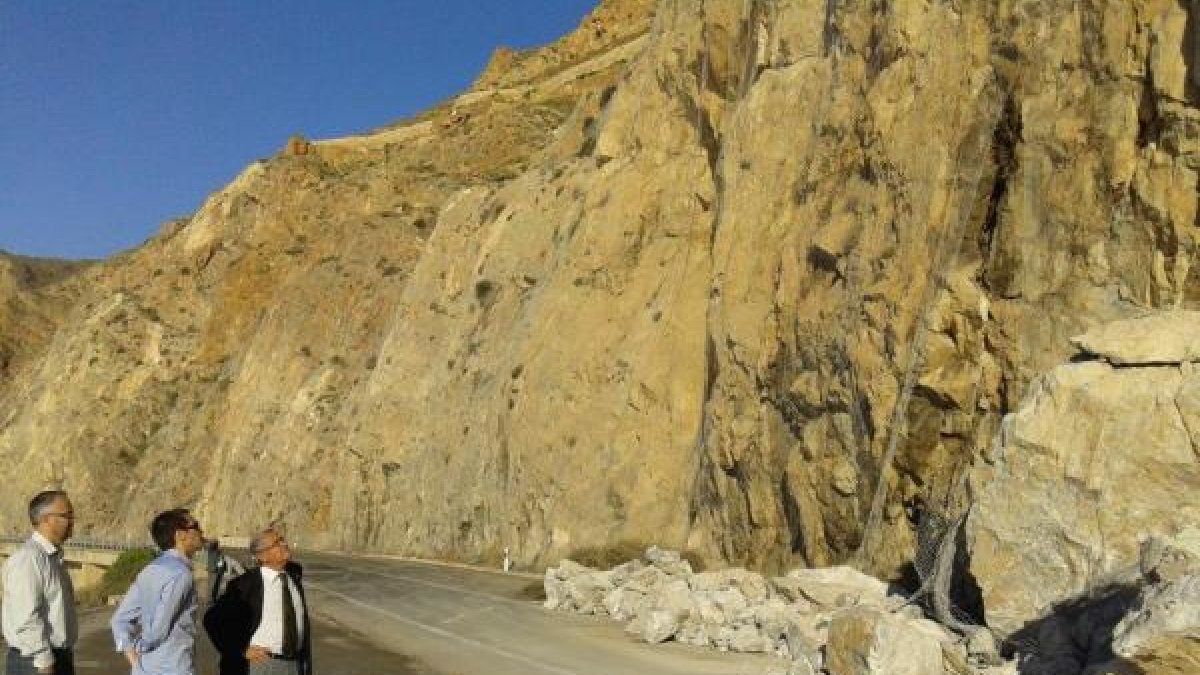 El subdelegado del Gobierno visita la carretera cortada por las últimas lluvias.