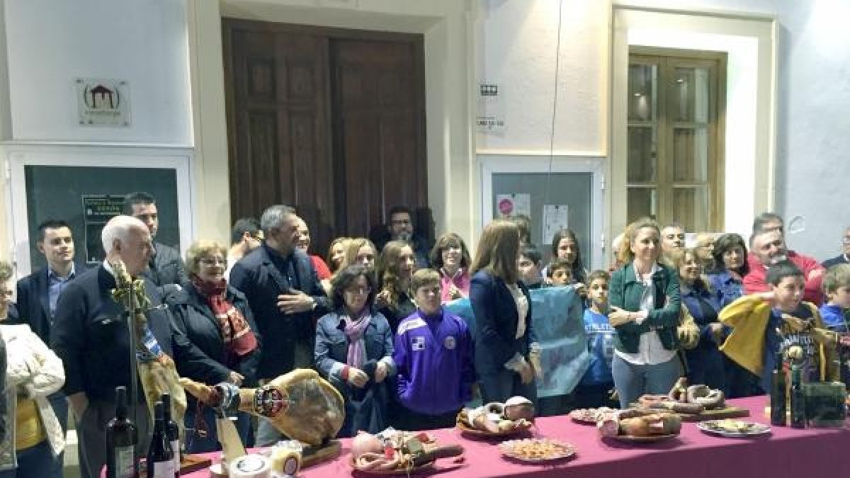 Concetración  en la Plaza de Serón con productos cárnicos.