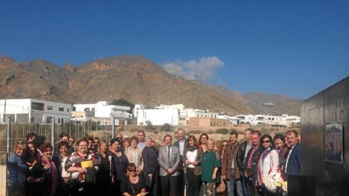 Foto de familia de los participantes con Alfredo Valdivia y Esperanza Pérez.