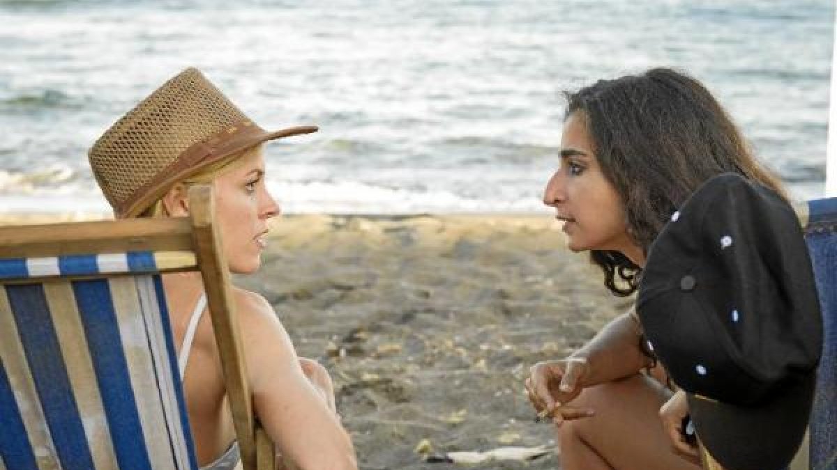 Maggie Civantos y Alba Flores, en una escena grabada en La Isleta (Foto: Atresmedia).