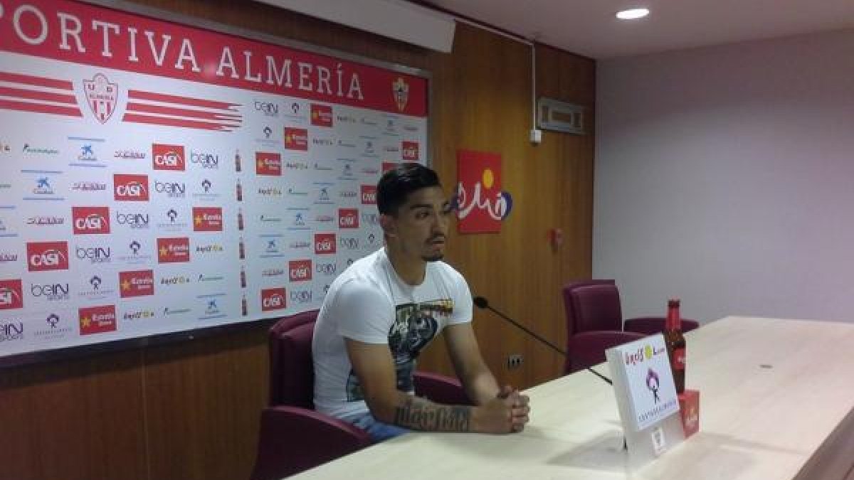 Lolo Reyes atendiendo a los medios.