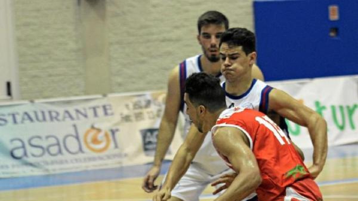 A por la primera victoria en cancha complicada.