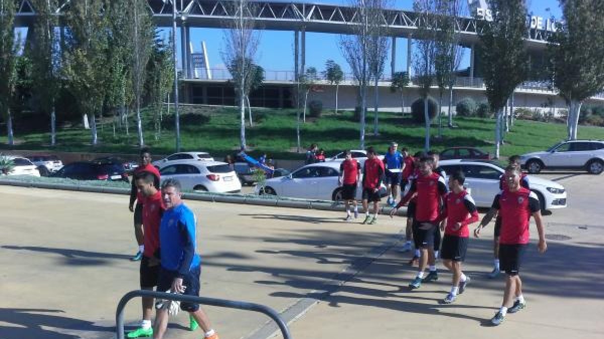 Salen los futbolistas.