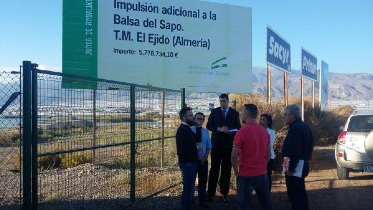 Ciudadanos, técnicos y el portavoz de la Asociación de la Cañada de Las Norias, Juan B. Escobar