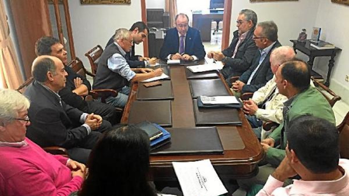 Reunión en el despacho del alcalde.