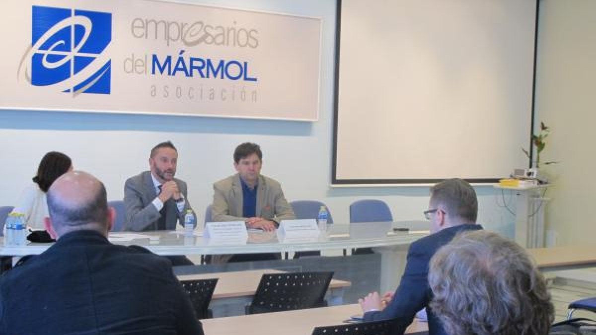 El delegado de Economía, Miguel Angel Tortosa, junto al presidente de Aema, Antonio Sánchez, en el Encuentro.