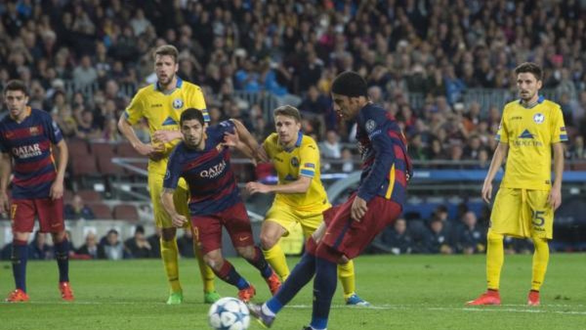 Momento en el que Neymar marca de penalti.