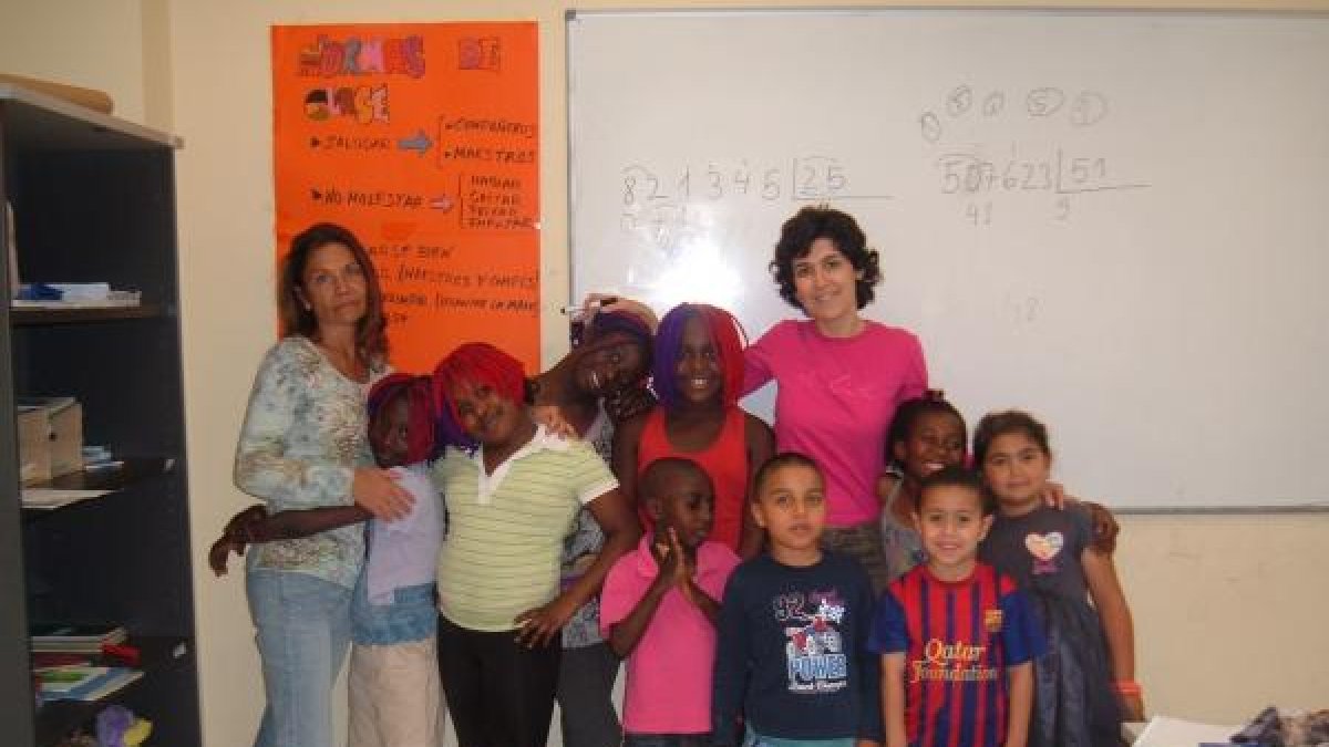 Alumnos y voluntarias en un taller de otro año.
