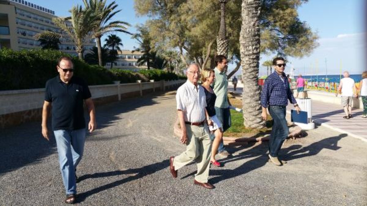 Amat y Cabrera, junto a los redactores del proyecto, en una reciente visita a la futura vía ciclista.