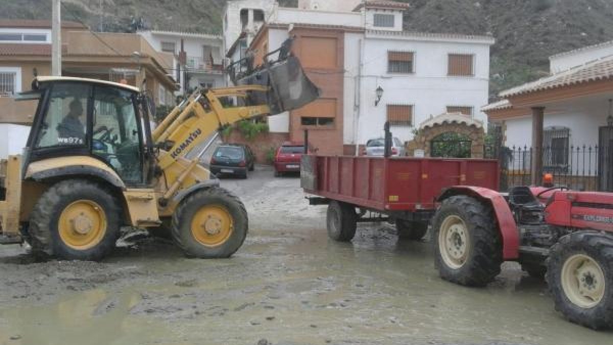Maquinaria en pleno casco urbano de Zurgena.