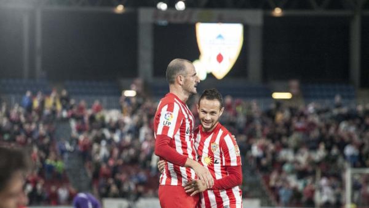Soriano se abraza a Iván Sánchez en el Almería-Valladolid.