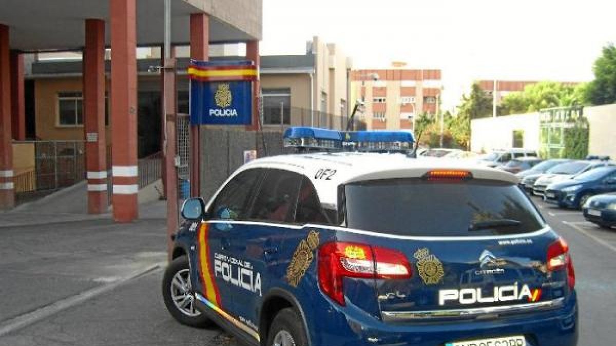 Acceso a los calabozos de la Comisaría de Almería