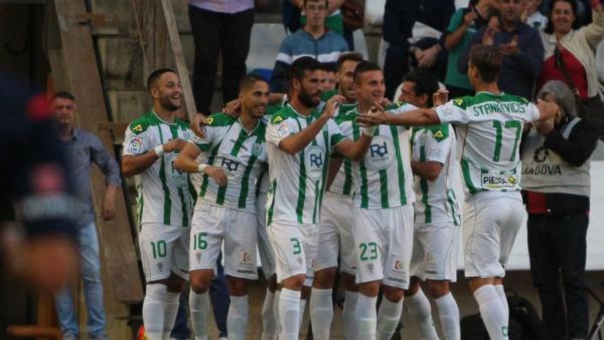 El equipo celebra un tanto.