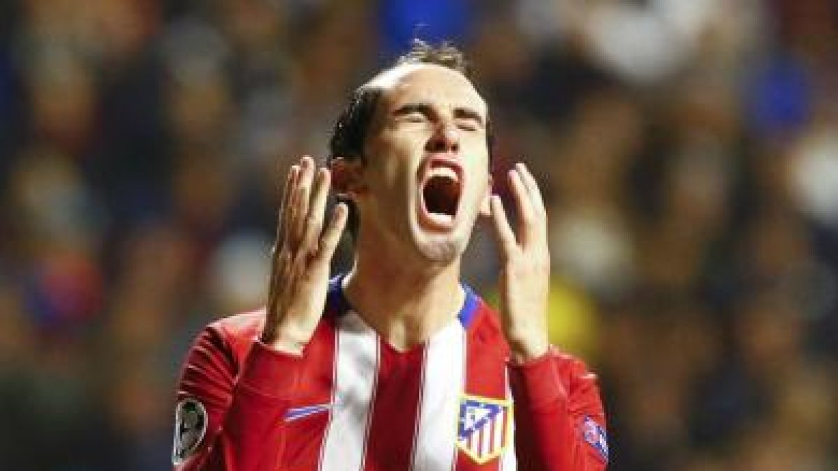 Godín se lamenta de una ocasión fallada.