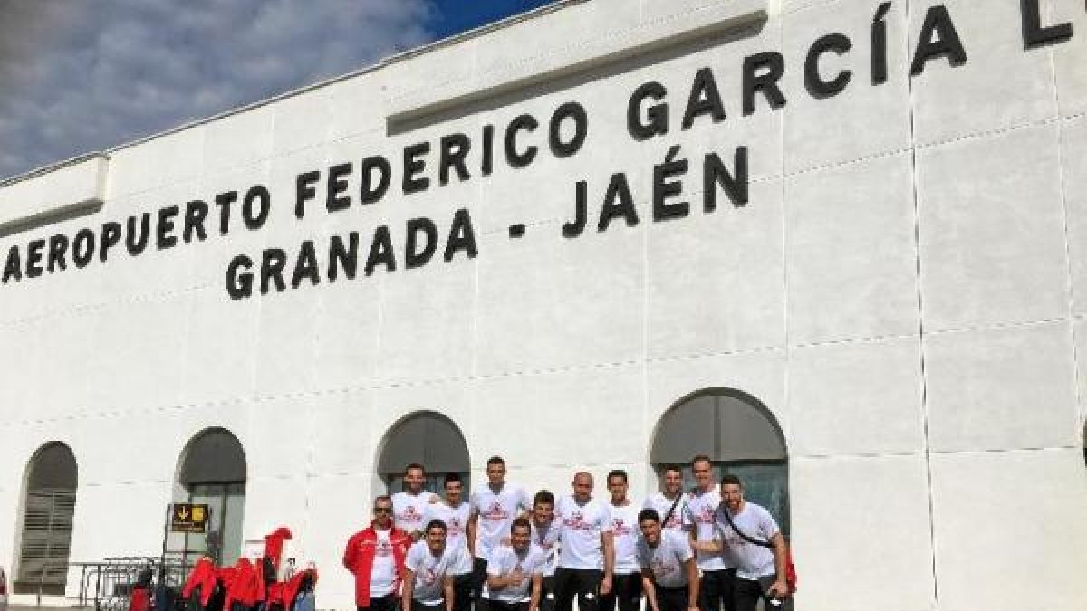La expedición del Mintonette en el Aeropuerto de Granada.