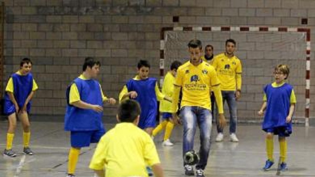Los jugadores del Alcorcón compartiendo con los niños.