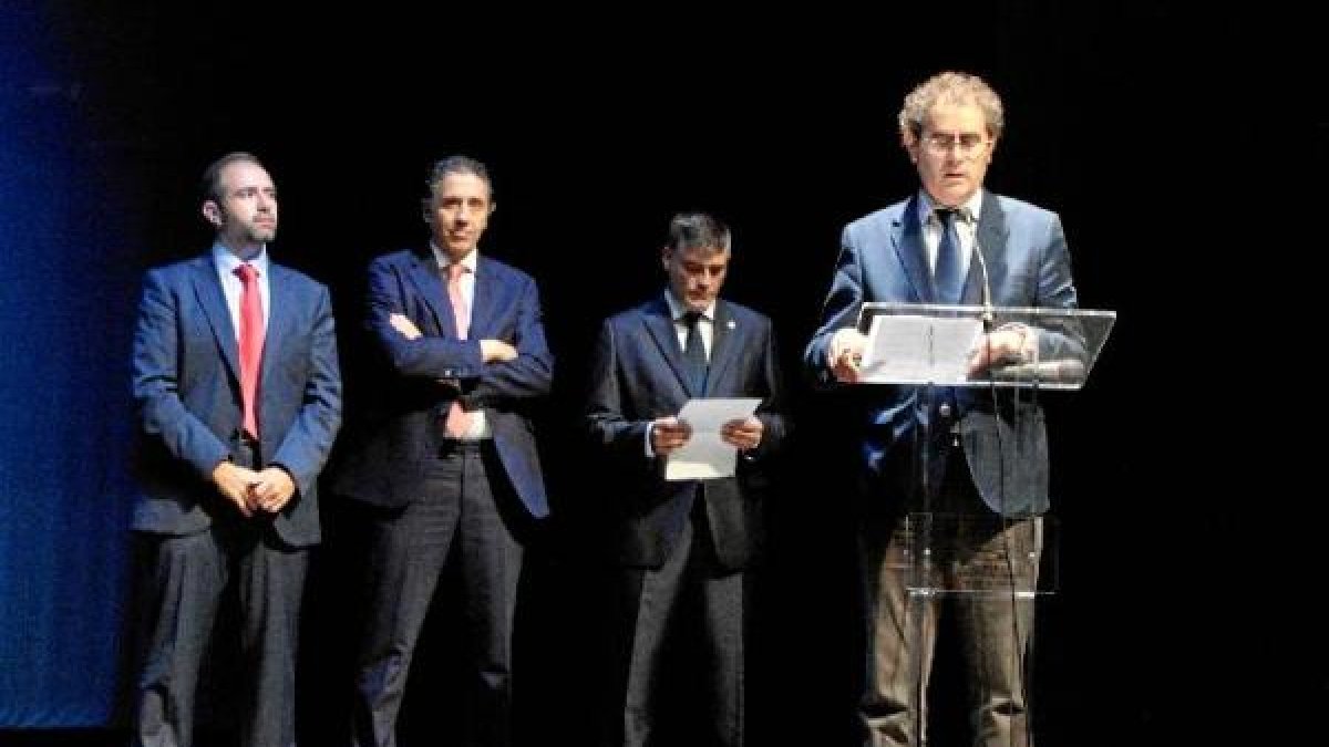 Antonio Torres y detrás el resto de personas que intervinieron.
