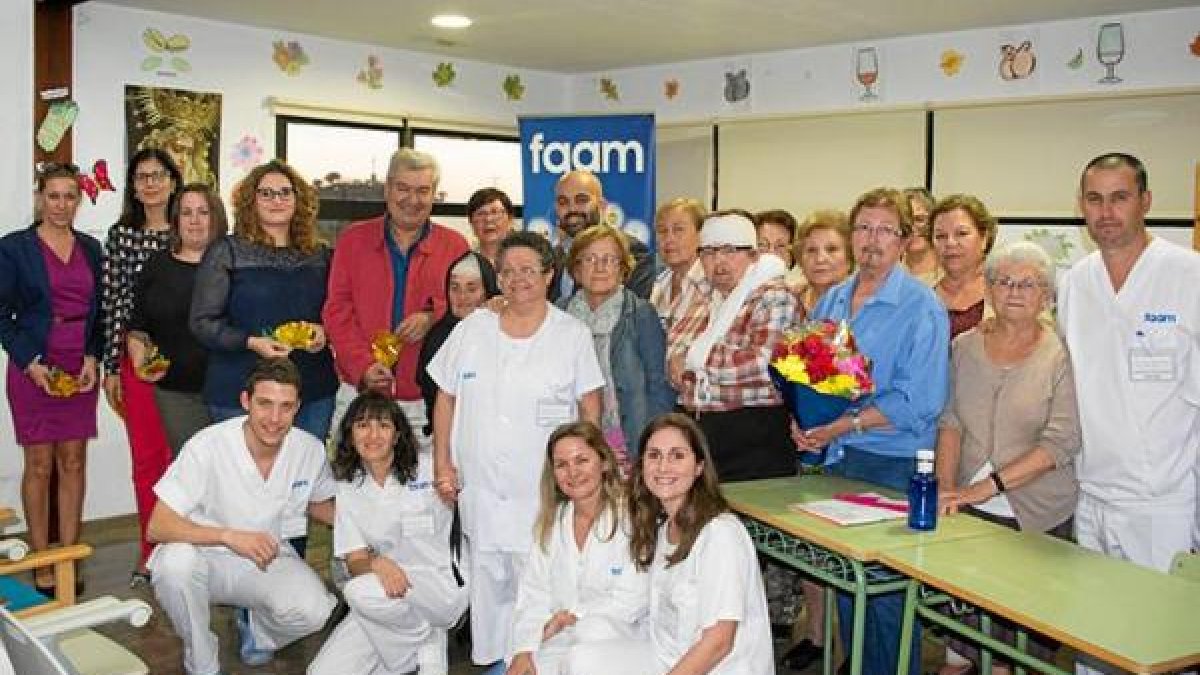 Usuarios, familiares y trabajadores del Centro de Día de Níjar.